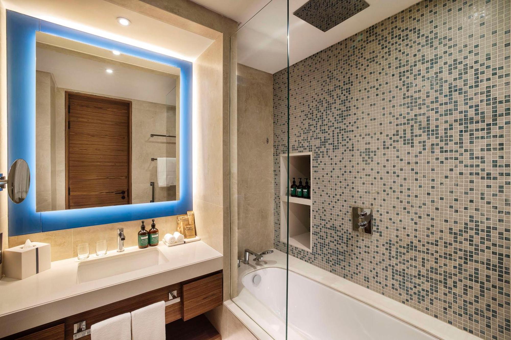 Tumbi West Palm Beach Hotel Dubai,Tapestry Collection Hilton Exteriör bild